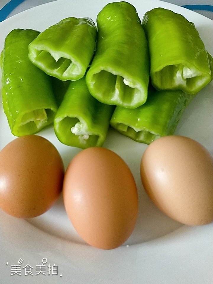 孜然尖椒鸡蛋碎,食材很简单,准备好备用