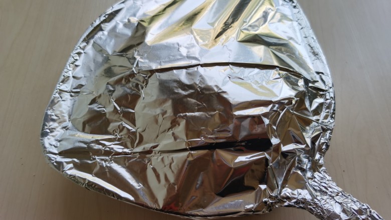 盐焗鹌鹑蛋,如果你的盐少,怕烤的时候蛋会爆开,可以像这样用锡箔纸将小锅盖住。其实只要是上面覆盖的食盐厚一点,完完全全盖住鹌鹑蛋,烤的时候就不会爆裂。