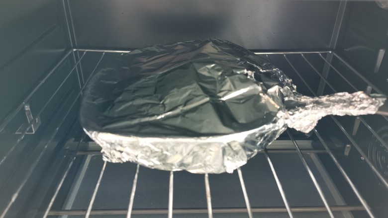 盐焗鹌鹑蛋,放入烤箱,180度烤了18分钟的时候,小朋友已经迫不及待地挖出了一个。