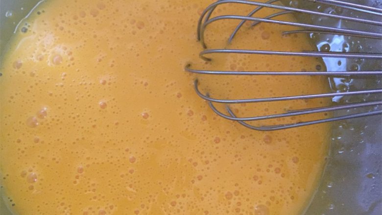 数字蛋糕,用蛋抽把蛋黄和乳化后的牛奶色拉油溶液搅拌到一起,再次搅拌至均匀状态。