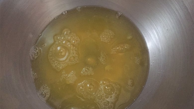 数字蛋糕,分离好的蛋清,冷藏后的鸡蛋清相对来说更好打发,可以滴入几滴柠檬汁或者是白醋,有助于打发蛋白保持稳定,几滴就可以了,不要放进去几勺!!!