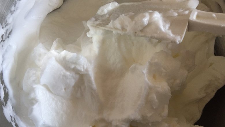 数字蛋糕,最后再加入40克白砂糖一直打发到蛋白硬性发泡状态。蛋白打发好之后就可以开始给烤箱预热了,150度预热,定时1个小时。