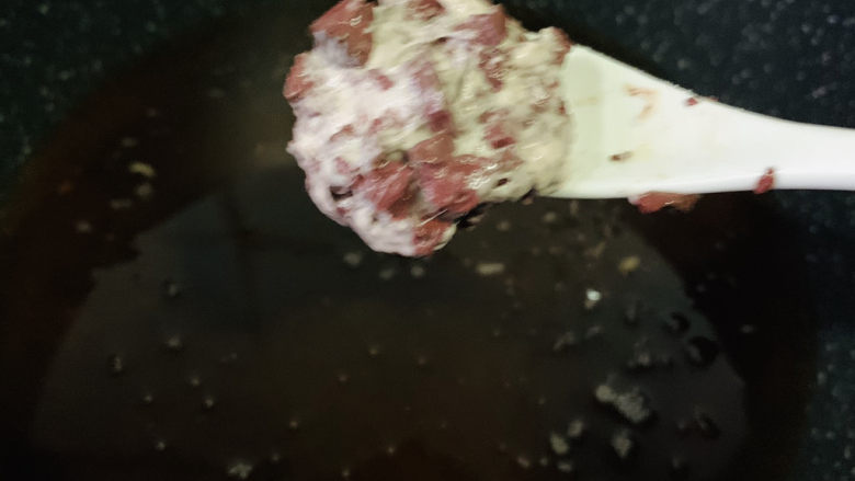 猪血丸子,锅里,热油,用勺子舀入锅内;