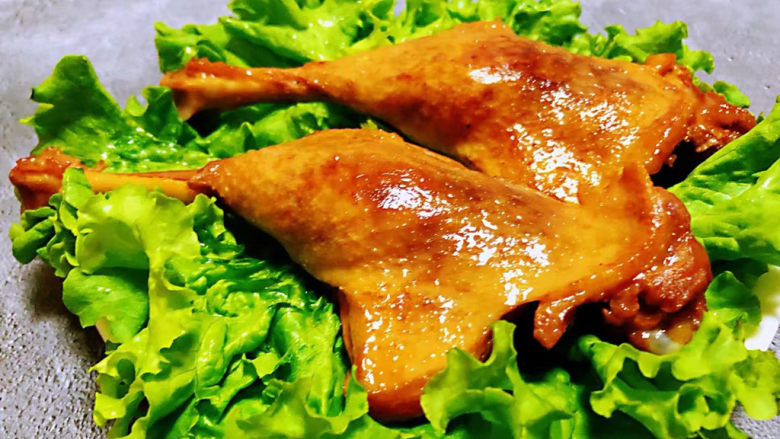 红烧鸭肉,<a style='color:red;display:inline-block;' href='/shicai/ 121'>生菜</a>洗净摆入盘中做装饰鸭腿摆在<a style='color:red;display:inline-block;' href='/shicai/ 121'>生菜</a>上颜值爆棚