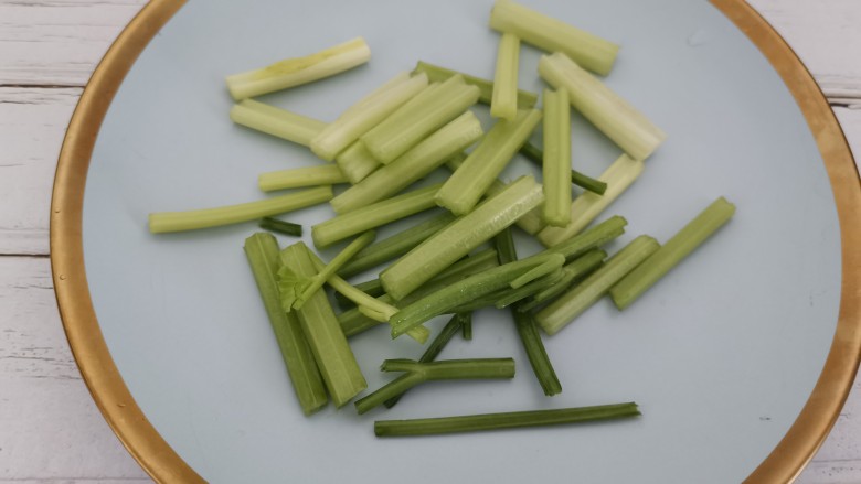 爆炒牛百叶,芹菜去叶,去根,清洗干净切小段