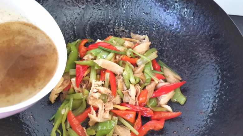 爆炒牛百叶,香油,胡椒粉,水淀粉搅拌一起倒入勾芡,翻炒匀均即可