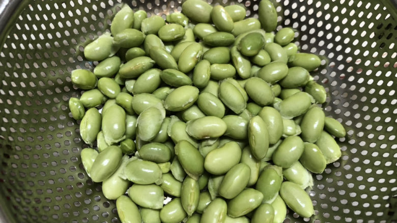 雪菜炒毛豆,坐着安心剥毛豆啦,剥好以后冲一下水,洗去表面灰尘就可以了