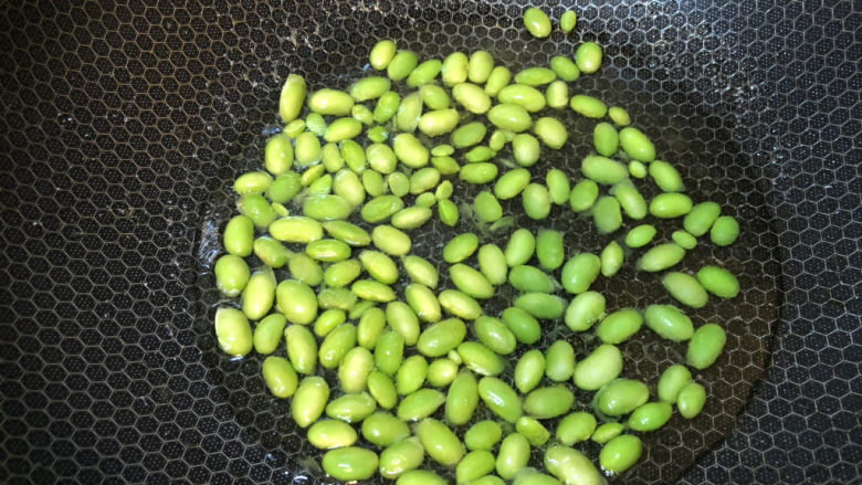 雪菜炒毛豆,水末过毛豆就够了,关上锅盖,小火焖5分钟