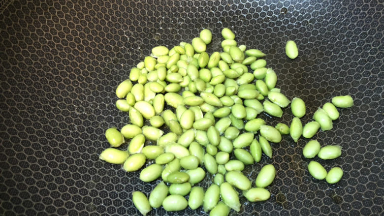 雪菜炒毛豆,先放入毛豆,毛豆要滤干水分