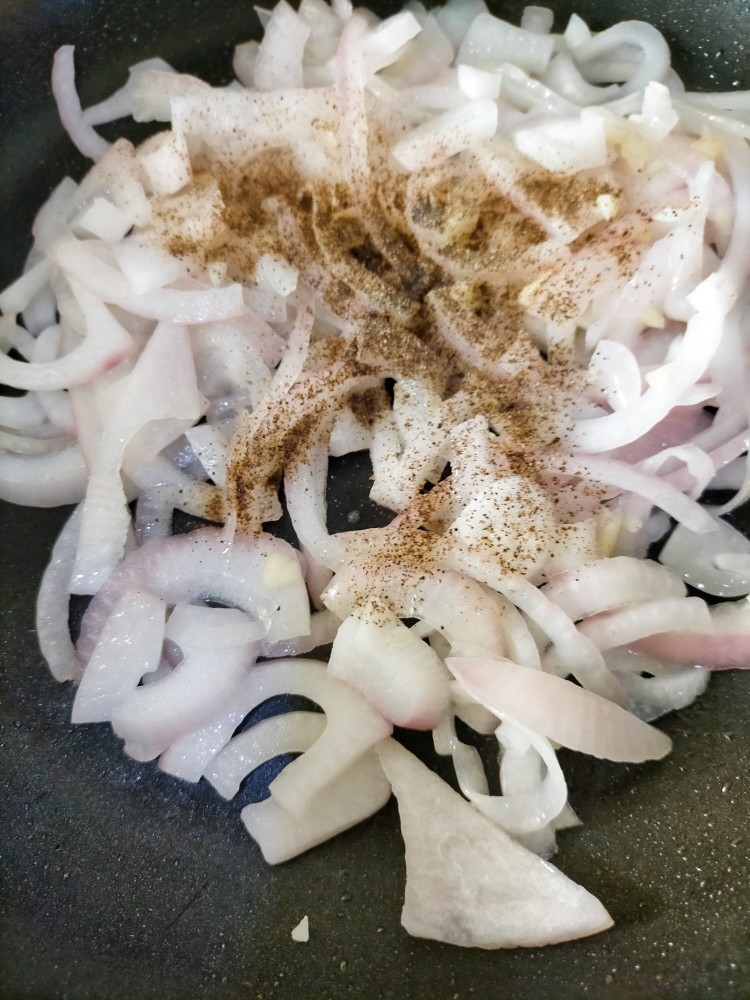 南城香肥牛饭,洋葱炒软后加调料,盐,<a style='color:red;display:inline-block;' href='/shicai/ 134340'>黑胡椒粉</a>