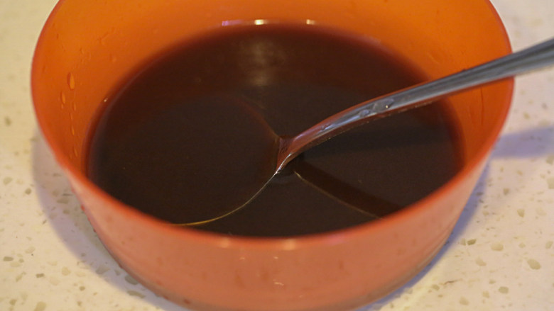 香菇鹌鹑蛋,把<a style='color:red;display:inline-block;' href='/shicai/ 211728'>柱侯酱</a>、<a style='color:red;display:inline-block;' href='/shicai/ 721'>蚝油</a>、<a style='color:red;display:inline-block;' href='/shicai/ 788'>生抽</a>和凉开水调匀；