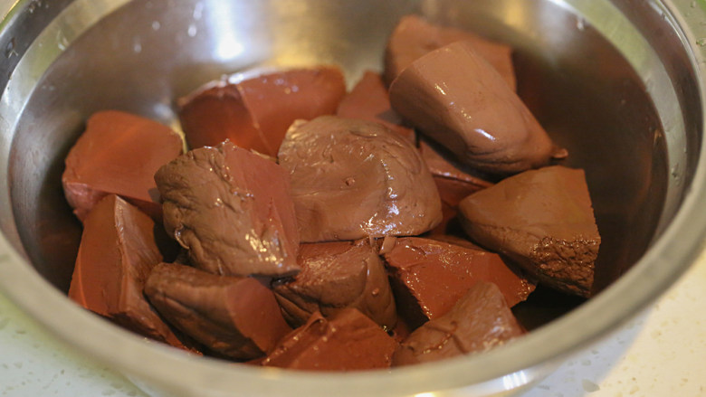 猪血炖豆腐,买回来的<a style='color:red;display:inline-block;' href='/shicai/ 408'>猪血</a>要预先煮熟防止出太多水,晾凉后切成块;