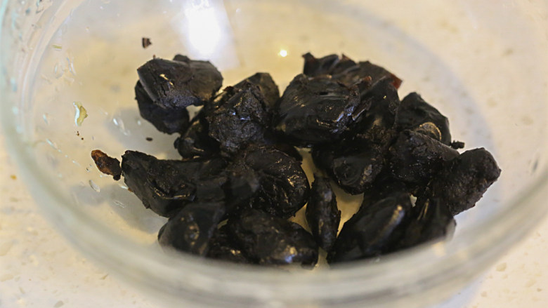 猪血炖豆腐,准备好<a style='color:red;display:inline-block;' href='/shicai/ 8892'>榄角</a>;