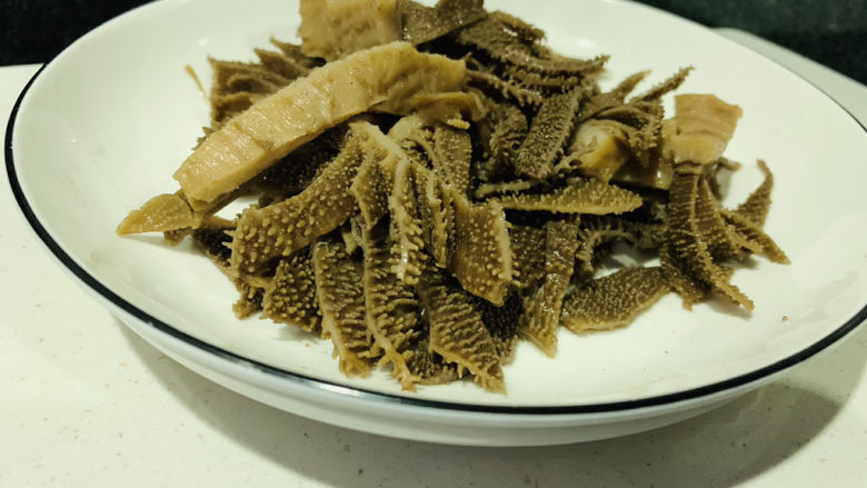 凉拌牛百叶,切丝;