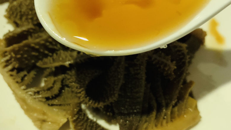 凉拌牛百叶,加<a style='color:red;display:inline-block;' href='/shicai/ 3738'>芝麻油</a>;
