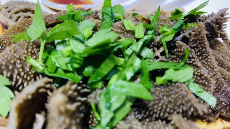 凉拌牛百叶,撒芹菜叶;