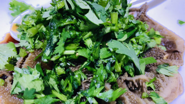 凉拌牛百叶,撒上香菜,搅拌均匀;