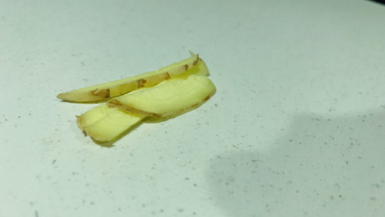 红烧牛蹄筋,姜丝待用;