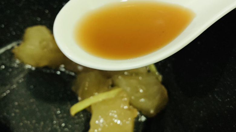 红烧牛蹄筋,加<a style='color:red;display:inline-block;' href='/shicai/ 718'>料酒</a>;