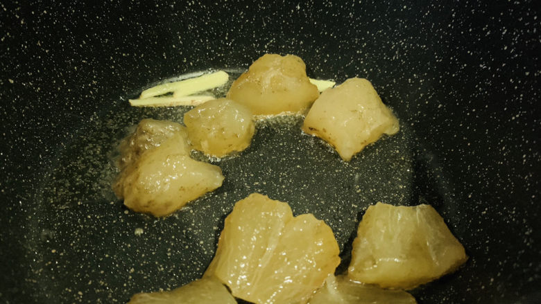 红烧牛蹄筋,加入牛蹄筋;
