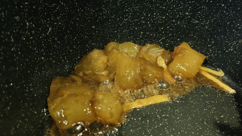 红烧牛蹄筋,翻炒均匀调料,起锅;