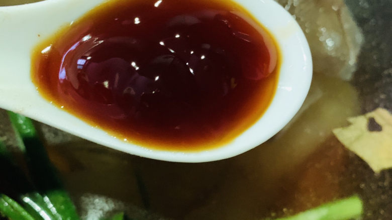 红烧牛蹄筋,加<a style='color:red;display:inline-block;' href='/shicai/ 721'>蚝油</a>,用高压锅,大火烧开,转中小火,压20分钟;