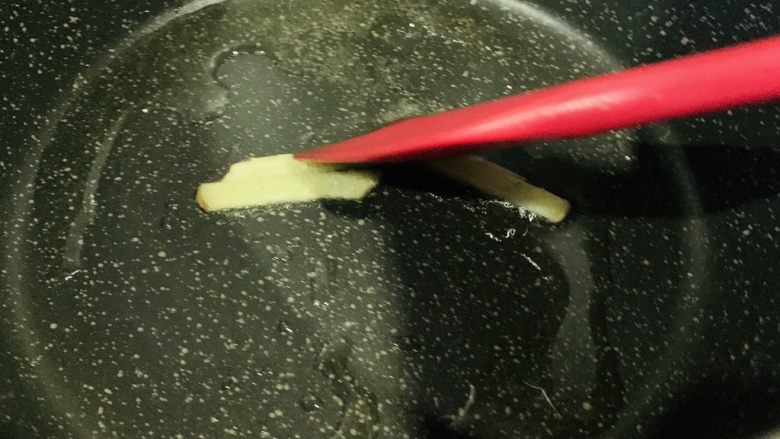 红烧牛蹄筋,锅加食用油,加入姜丝炒香;