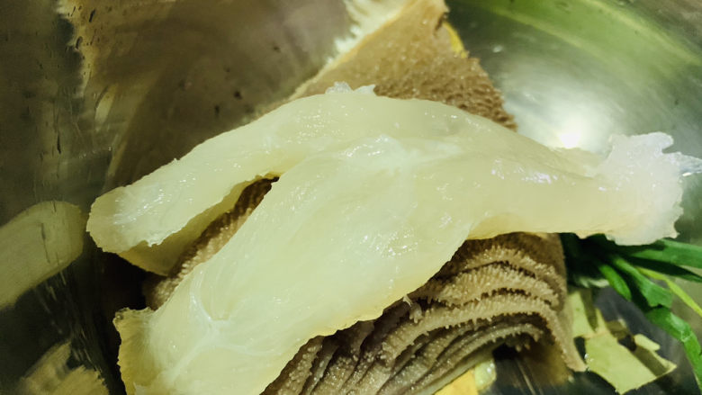 红烧牛蹄筋,放入牛筋,加入清水;