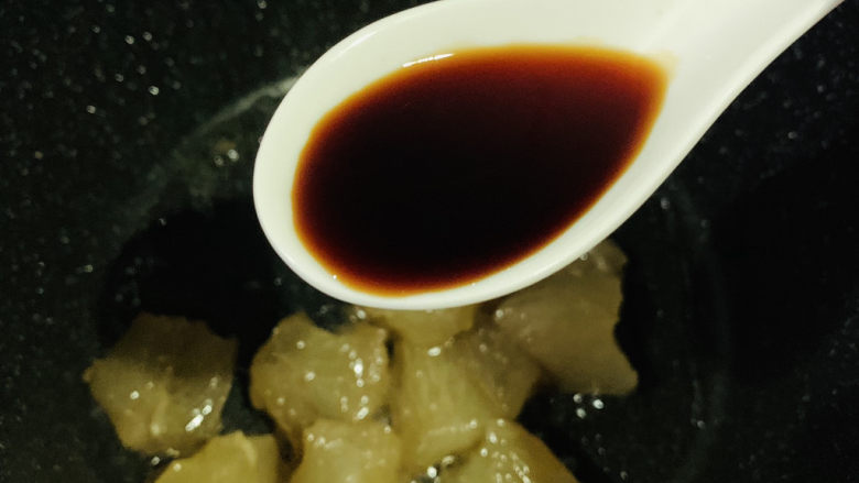 红烧牛蹄筋,加酱油;