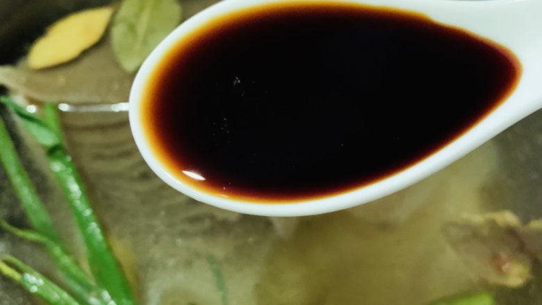 红烧牛蹄筋,加<a style='color:red;display:inline-block;' href='/shicai/ 692'>酱油</a>;