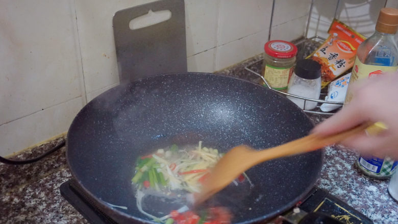 红烧鸭肉,热油下锅,倒入准备好的配料