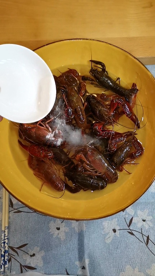 “李白靓虾”冰醉小龙虾,放入食用小苏打和盐各一勺,浸泡十分钟,冲洗几遍。