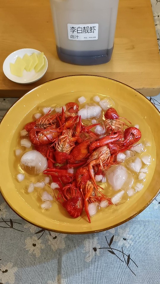 “李白靓虾”冰醉小龙虾,准备一大盆冰水,煮熟的虾放入冰水,让其迅速降温到常温以下。