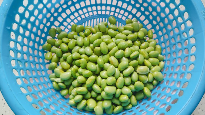 雪菜炒毛豆,毛豆剥去壳,洗净,沥干水分