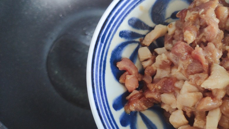 雪菜炒毛豆,待锅内油热,下肉末