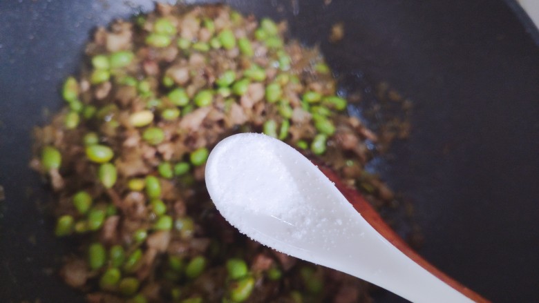 雪菜炒毛豆,待锅内汤汁差不多收紧,加一丢丢细盐