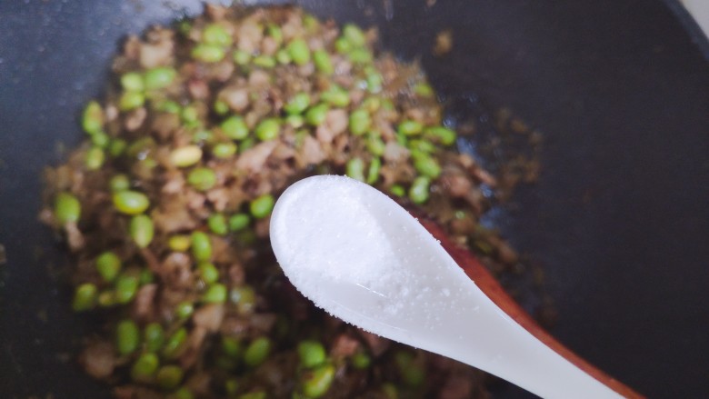 雪菜炒毛豆,待锅内汤汁差不多收紧，加一丢丢细盐