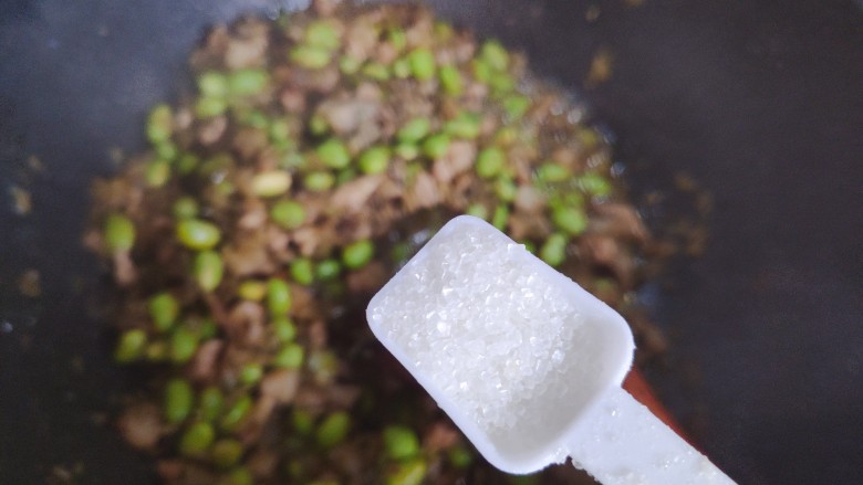 雪菜炒毛豆,加一小勺细砂糖,翻炒均匀即可