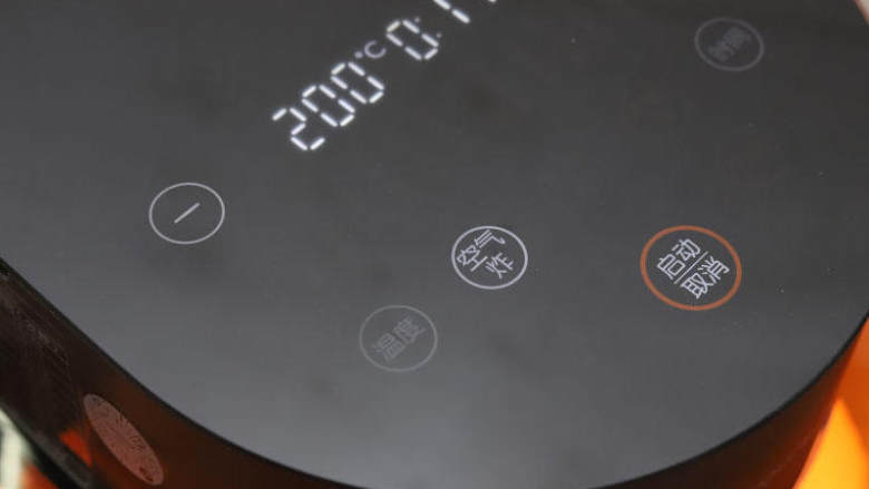 空气炸鸡米花,盖上锅盖,选择空气炸功能,自主设定模式,温度200度,时间18分钟。