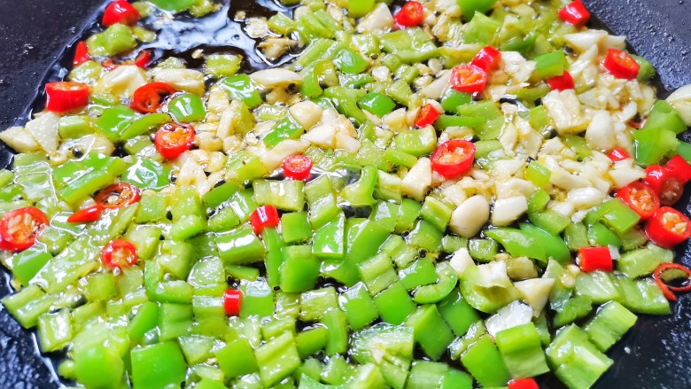 红烧魔芋豆腐,锅中热油,爆香蒜末辣椒,