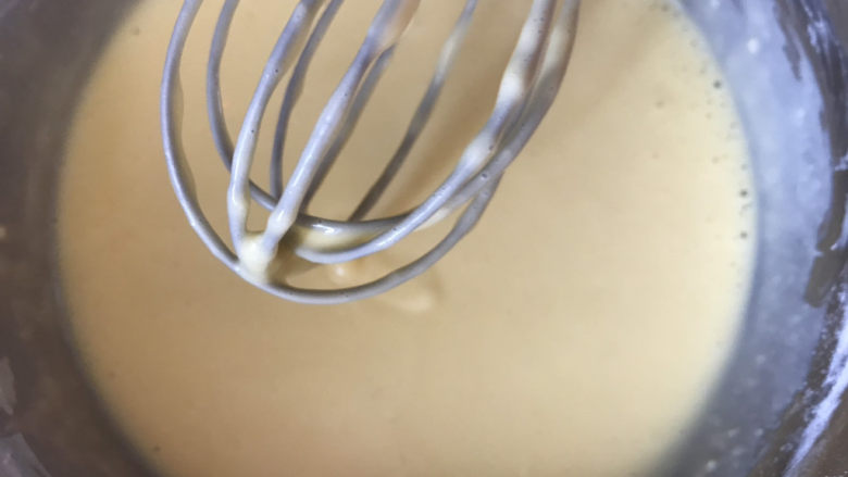 不开裂的海绵纸杯蛋糕(粘米粉版),用手动打蛋器搅打均匀(不必注意手法,因为米粉不会起筋),搅拌均匀后放一旁备用