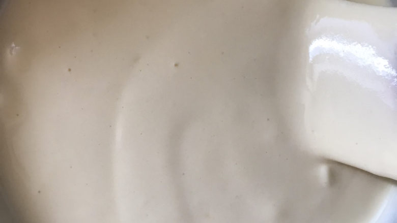 不开裂的海绵纸杯蛋糕(粘米粉版),取1/3的蛋白霜到蛋黄糊中翻拌均匀