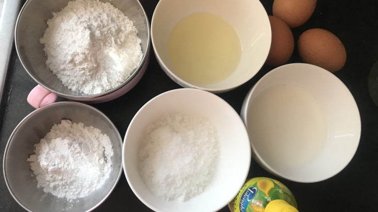 不开裂的海绵纸杯蛋糕(粘米粉版),把所有材料称量好备用