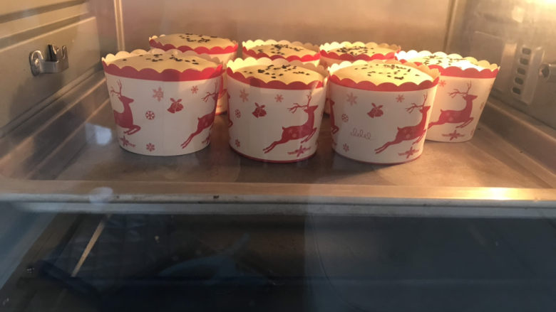 不开裂的海绵纸杯蛋糕(粘米粉版),送入预热好的烤箱,上下火130度烤40分钟,再转150度烤8~12分钟,中途不能打开烤箱门,渐温法烤出来的纸杯蛋糕不开裂,每个烤箱脾气不同,可根据自己烤箱脾气调整温度