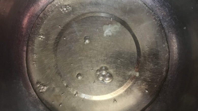 不开裂的海绵纸杯蛋糕(粘米粉版),准备两个干净无油无水的盆,分离蛋清和蛋黄,蛋白里不能掉入蛋黄,否则蛋白打不起来,分离好的蛋白放冰箱冷藏备用