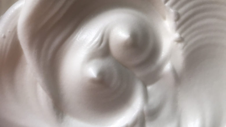 不开裂的海绵纸杯蛋糕(粘米粉版),打发好的蛋白,这样就可以了,不能再继续打了,再打就打过了