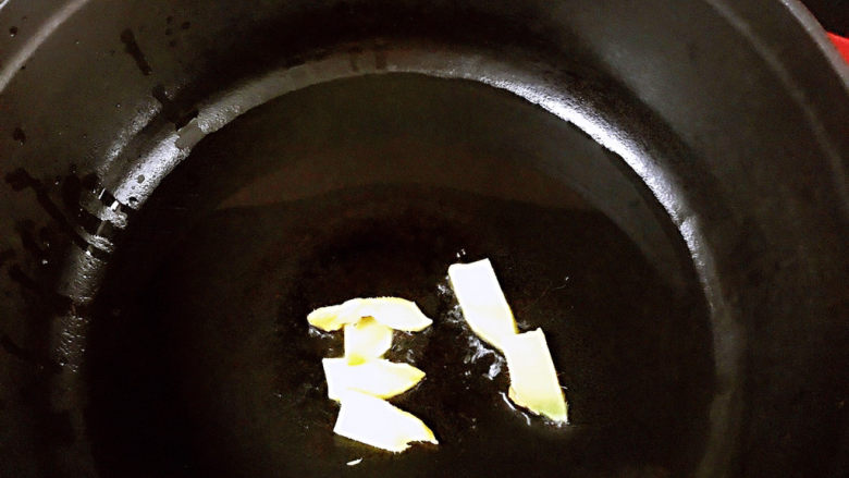 排骨焖冬瓜,热锅冷油,下姜片炒香