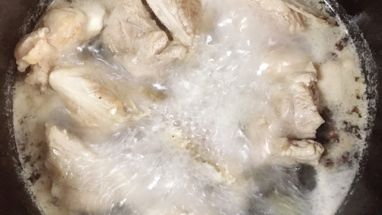 排骨焖冬瓜,转中小火,盖上锅盖