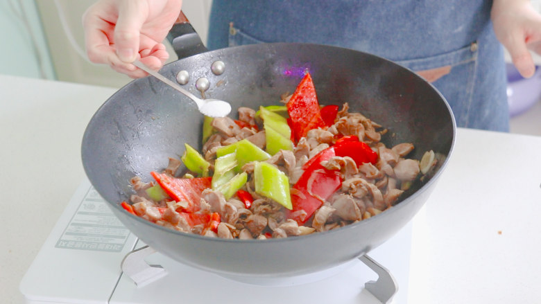 辣炒鸡胗,翻炒后,放入适量食盐