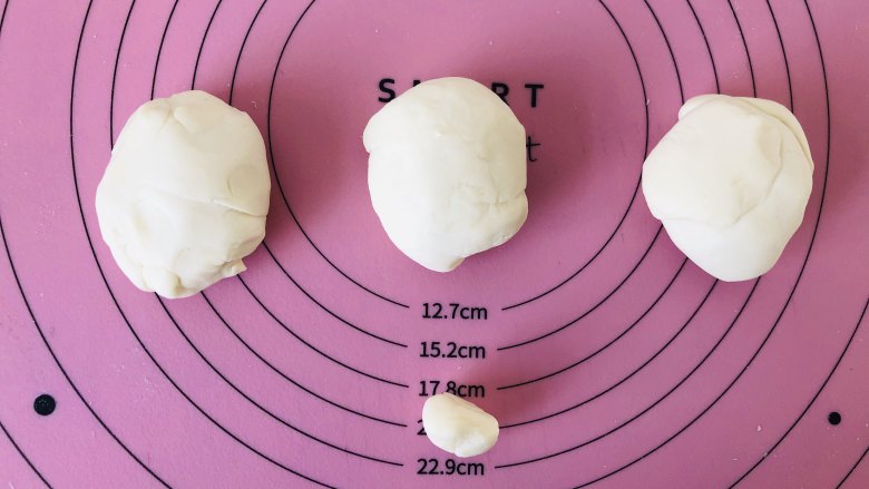 卡通小兔子馒头,把揉好的面团先分出1份6克的面团，把剩下的面团等分3份每份约62克左右。